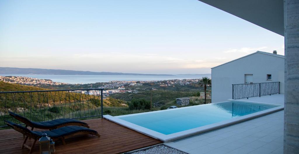 une villa avec une piscine sur un balcon dans l'établissement Villa Godimento w heated pool, à Kučine