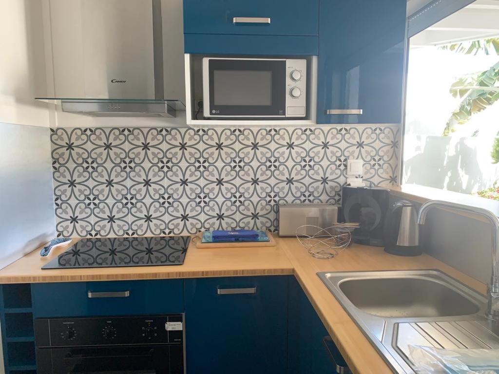 Kuchyň nebo kuchyňský kout v ubytování Bleu Cannelle et Petimo