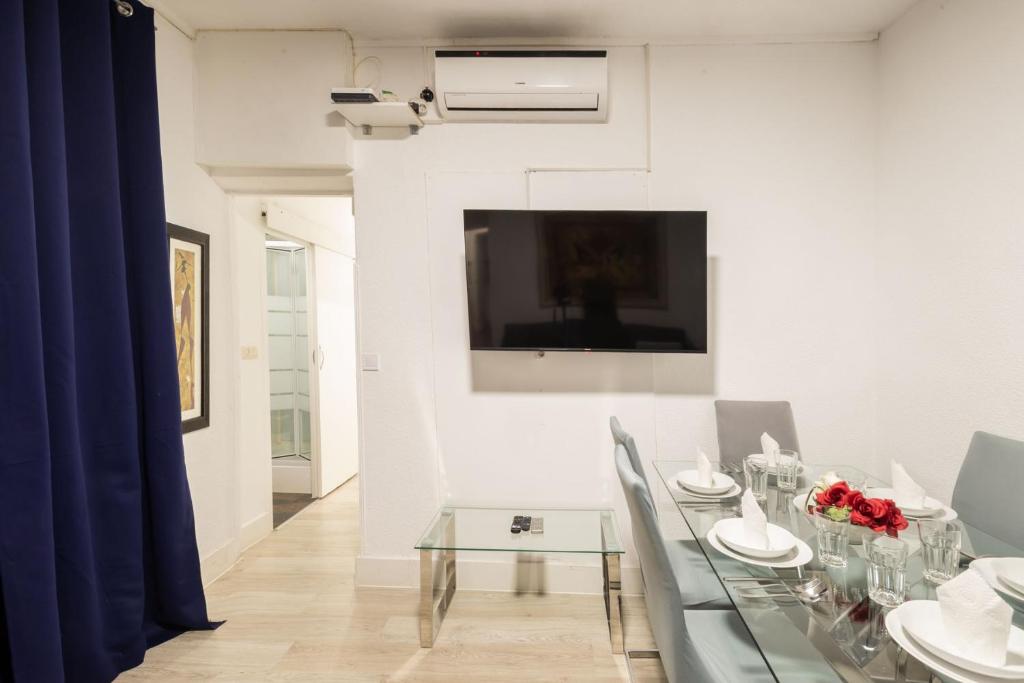Apartamentos Day Madrid GRAN VIA Centro Sol Malasaña - Three-Bedroom Apartment (9 Adults)