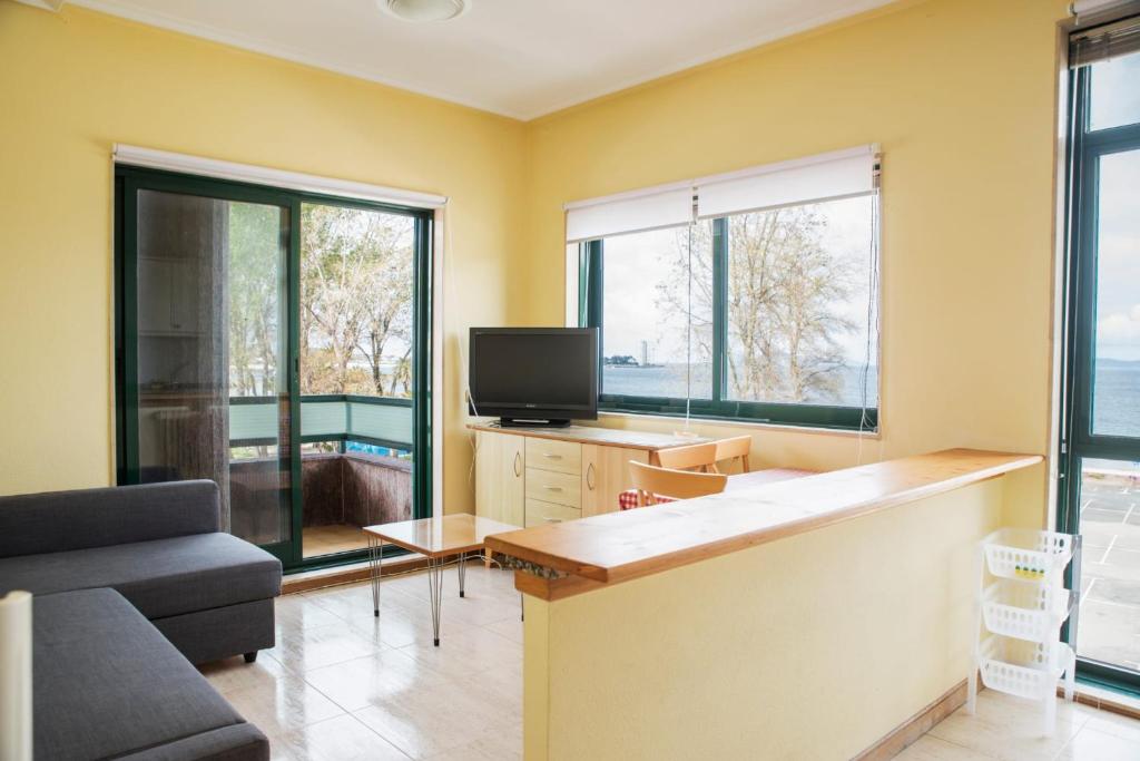 Televízia a/alebo spoločenská miestnosť v ubytovaní Apartamento Samil Primera Línea de Playa 2H