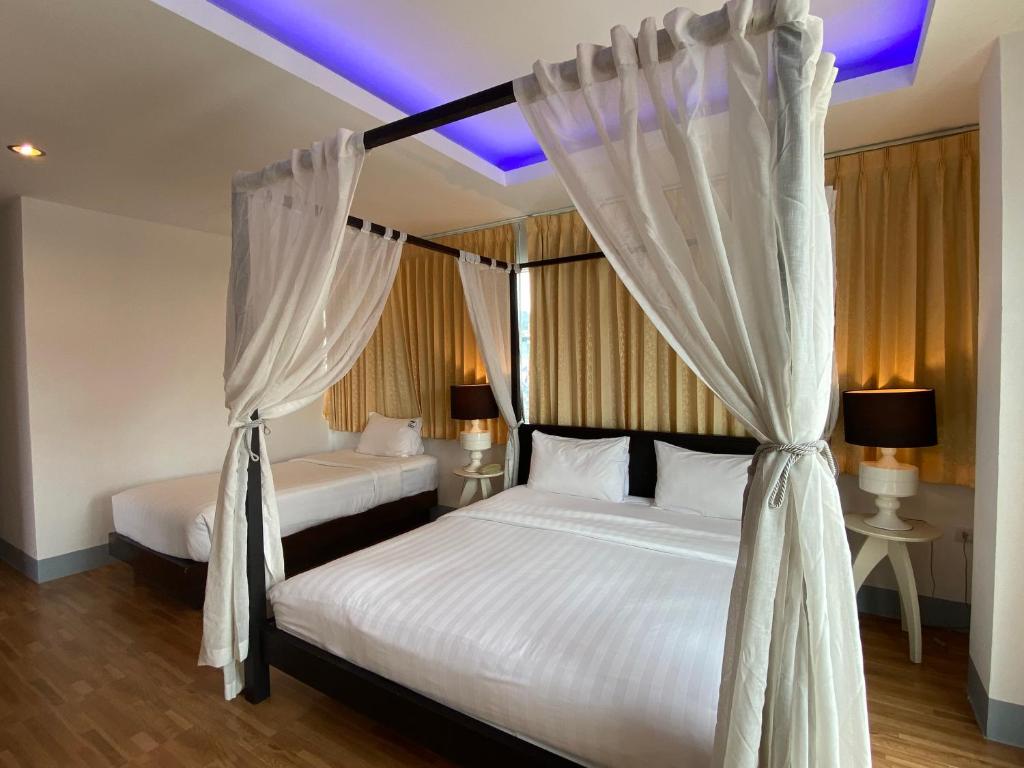 Postel nebo postele na pokoji v ubytování 77 Patong Hotel & Spa