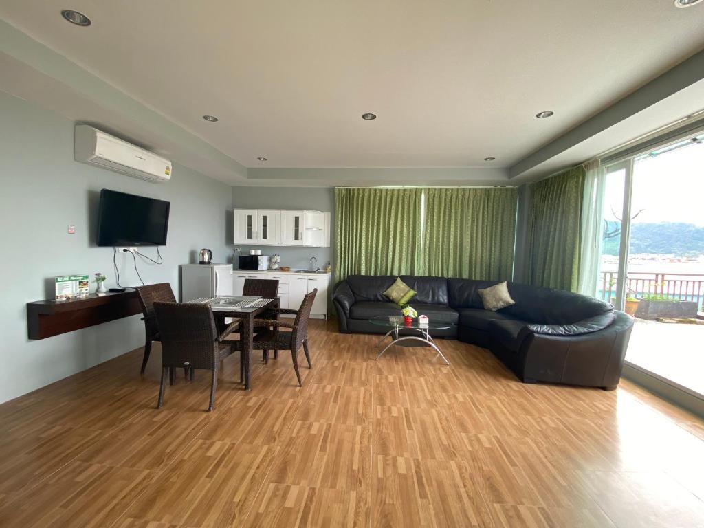 TV a/nebo společenská místnost v ubytování 77 Patong Hotel & Spa