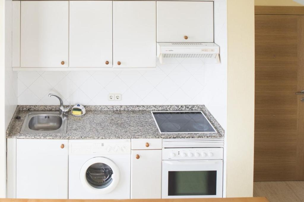 Kuchyňa alebo kuchynka v ubytovaní Apartamento Samil Primera Línea de Playa 2H