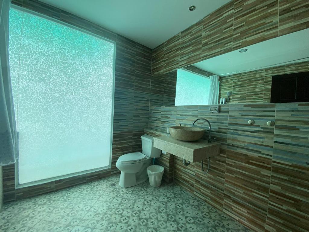 TV a/nebo společenská místnost v ubytování 77 Patong Hotel & Spa