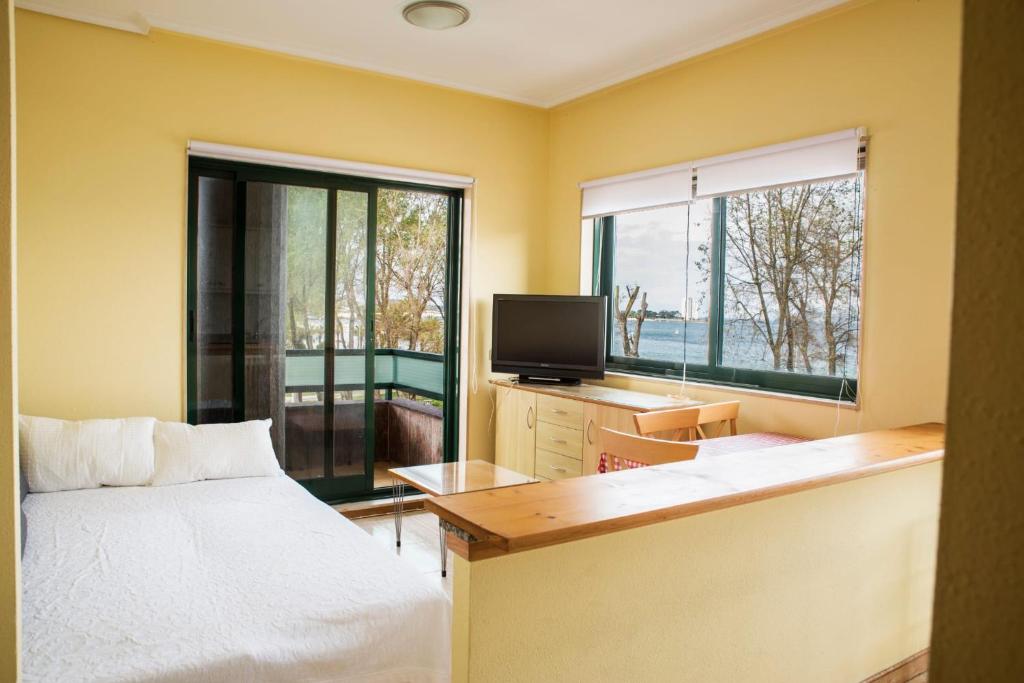 Televízia a/alebo spoločenská miestnosť v ubytovaní Apartamento Samil Primera Línea de Playa 2H