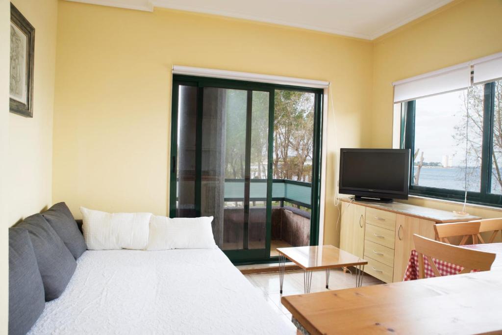 Televízia a/alebo spoločenská miestnosť v ubytovaní Apartamento Samil Primera Línea de Playa 2H