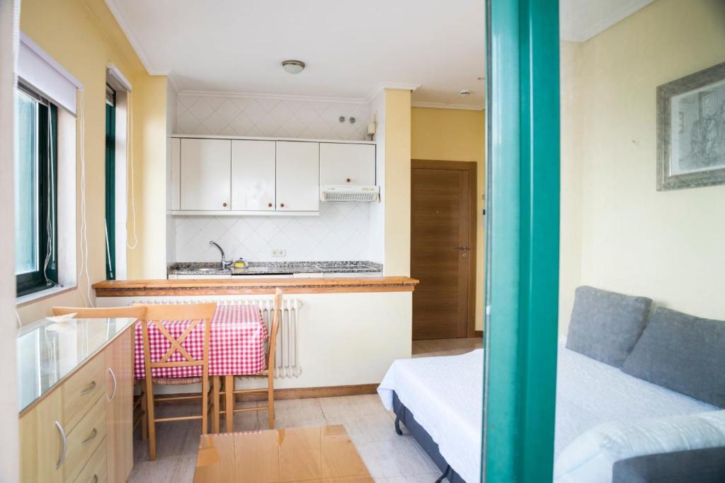 Kuchyňa alebo kuchynka v ubytovaní Apartamento Samil Primera Línea de Playa 2H