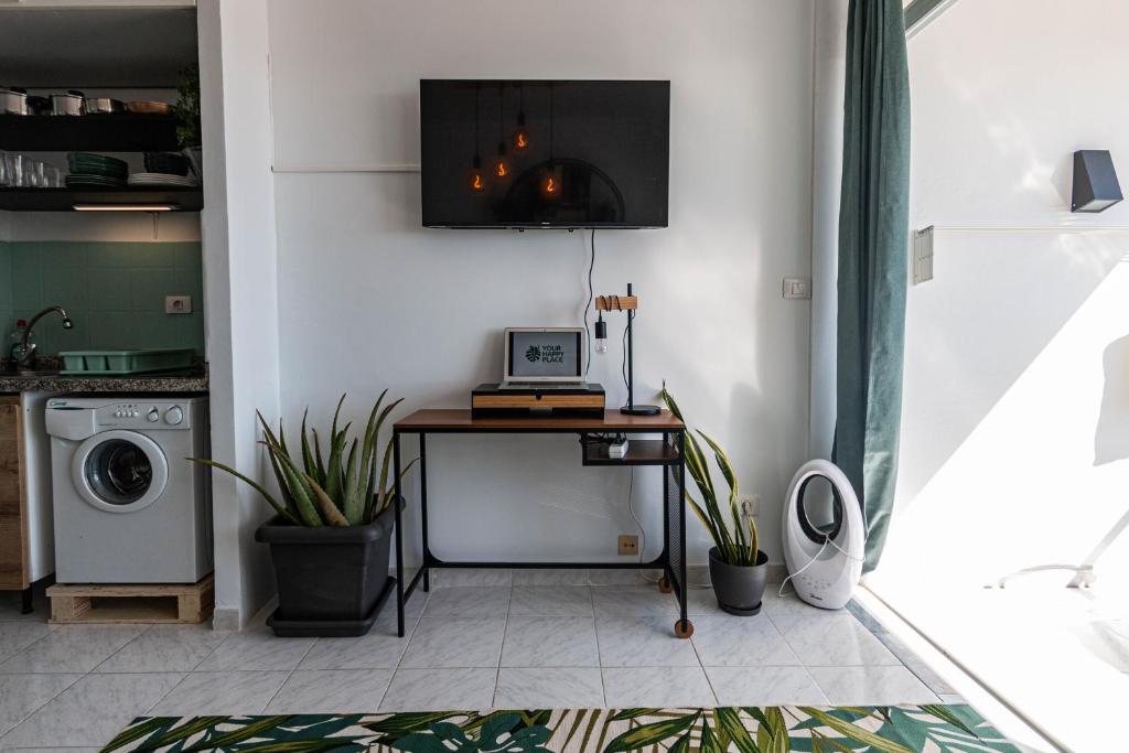 TV a/nebo společenská místnost v ubytování Your Happy Place Puerto Rico with AC