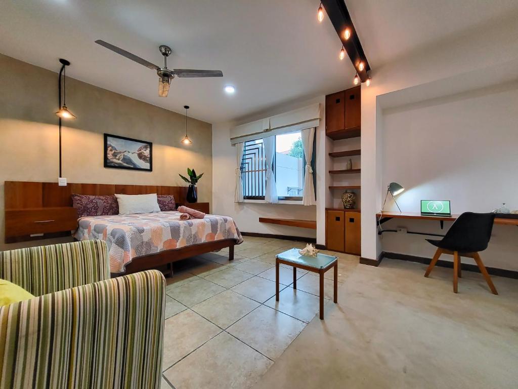 Uma área de estar em Humant Coliving - Cancún