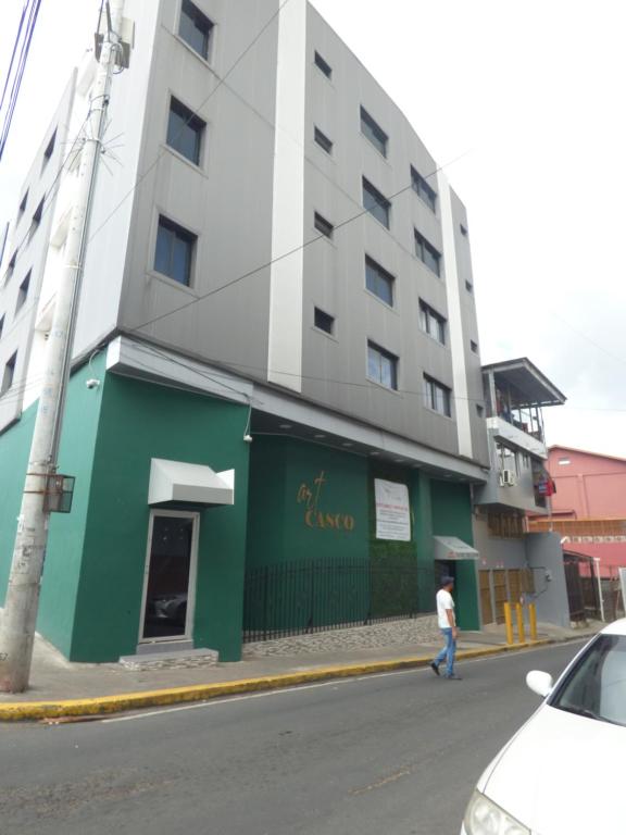 ART CASCO The Hotel في مدينة باناما: شخص يمشي على شارع امام مبنى