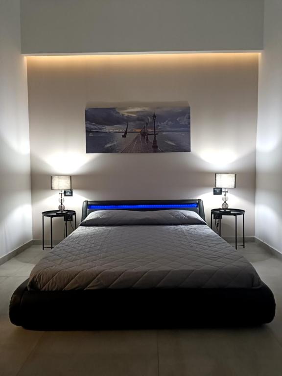 ein Schlafzimmer mit einem großen Bett und zwei Lampen in der Unterkunft Eugenio suite Lecce in Lecce