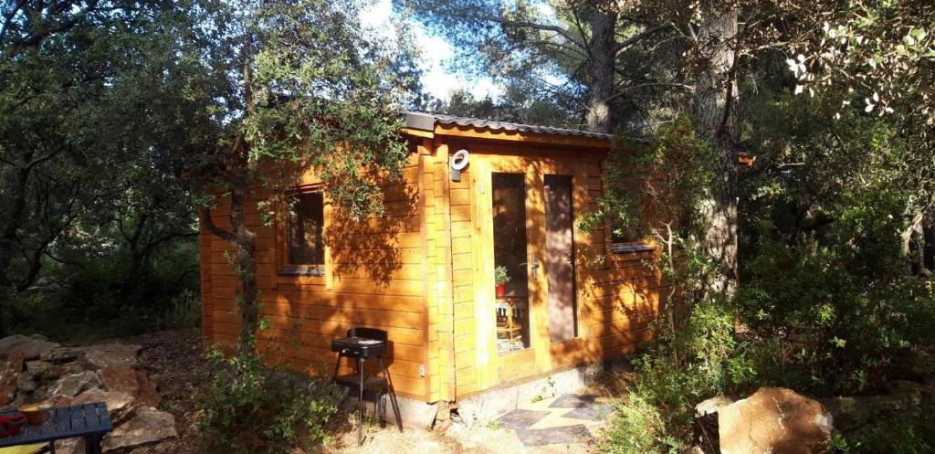 una pequeña cabaña de madera en medio de un bosque en Chalet en colline, en Cornillon-Confoux