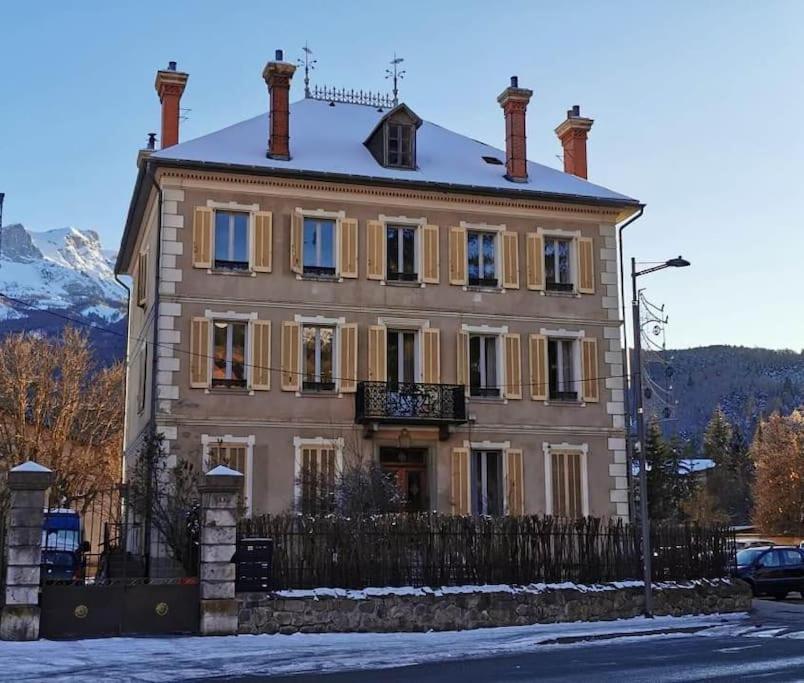 uma casa grande com uma cerca em frente em ® Le Mexicain - Superbe T3 / Barcelonnette centre em Barcelonnette