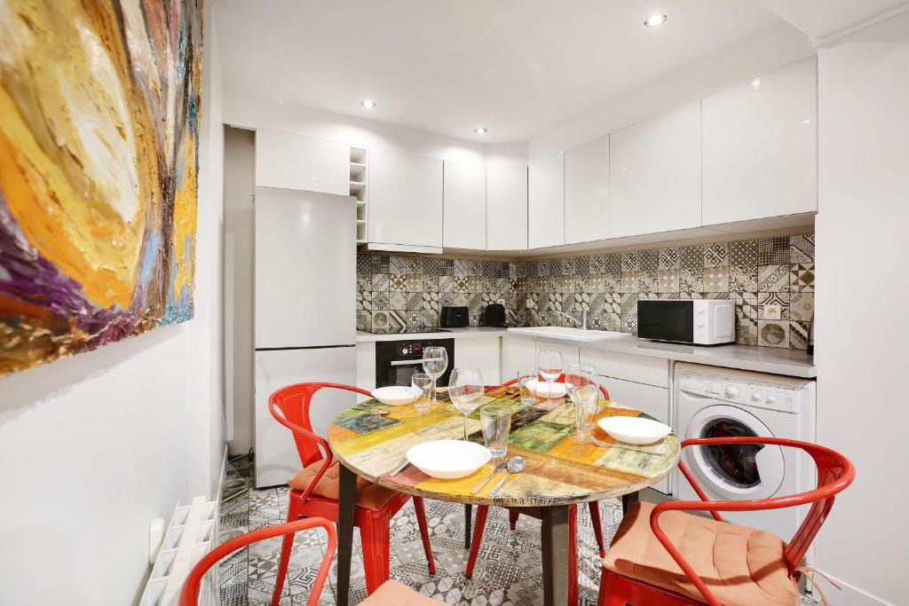 Kuchyňa alebo kuchynka v ubytovaní Cosy apartment - 6P-2BR - République
