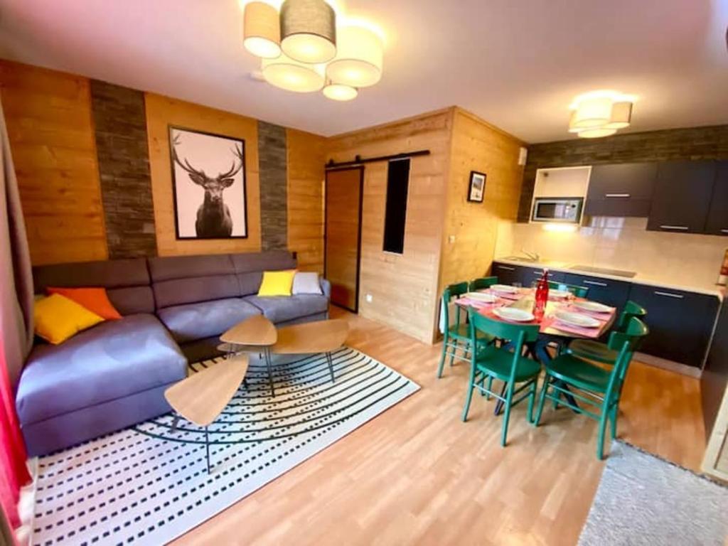 Duplex rénové - 3 CHAMBRES 8 PERS dernier étage في ليه أورس: غرفة معيشة مع أريكة وطاولة