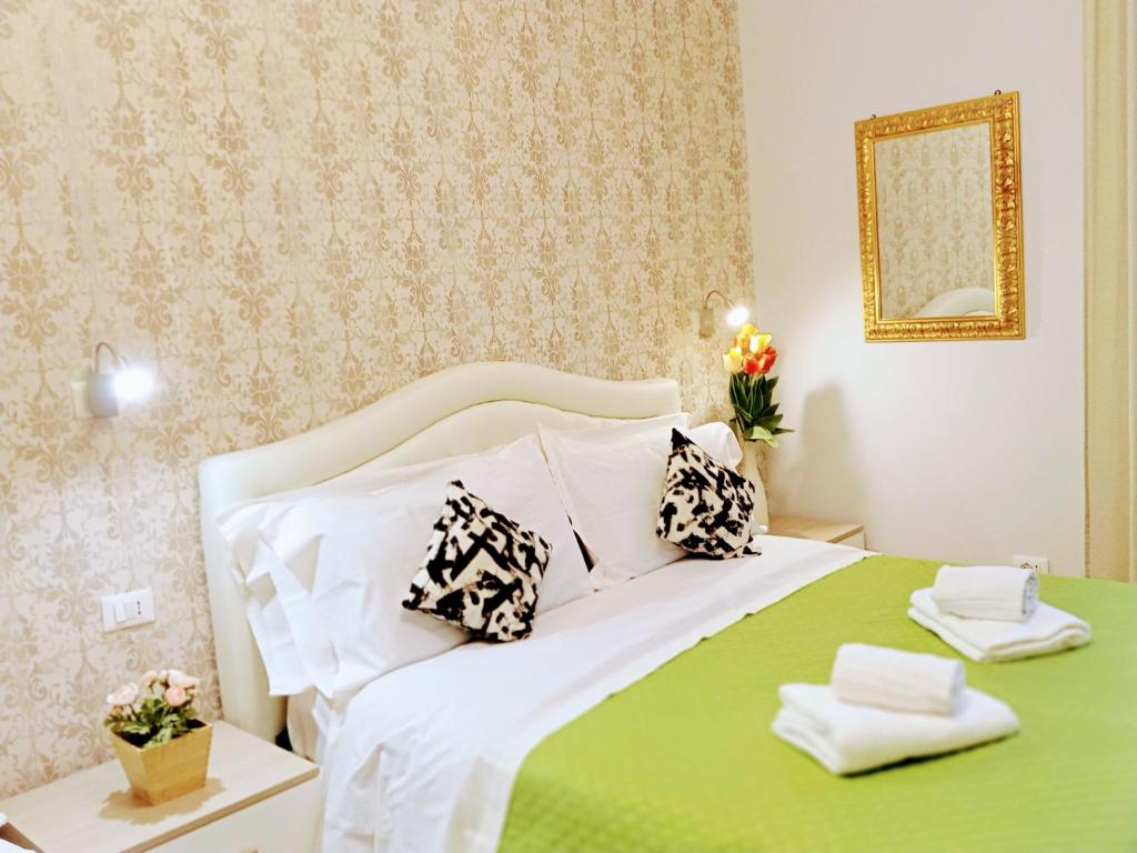 1 dormitorio con 1 cama blanca y 2 almohadas en Termini luxury home en Roma