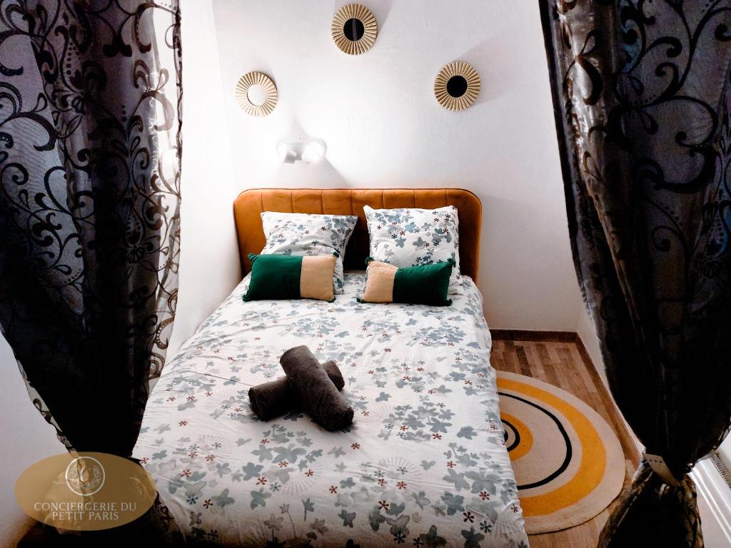 um urso de peluche sentado numa cama num quarto em Magnifique appartement 2 pièces em Deauville