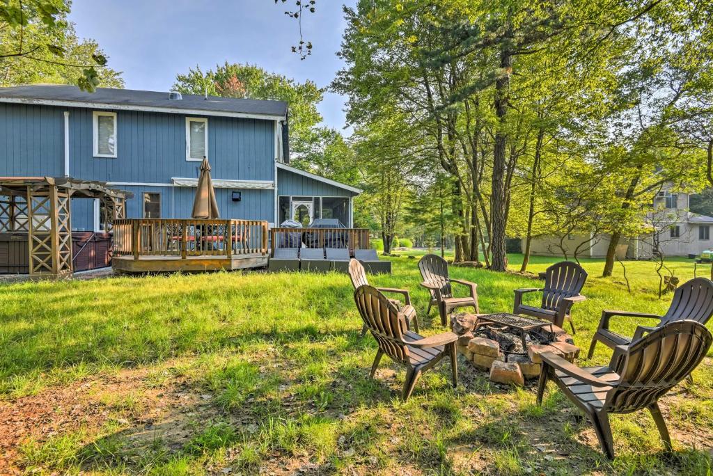 Lake Harmony Resort Home with Deck and Fire Pit!, Lake Harmony (updated