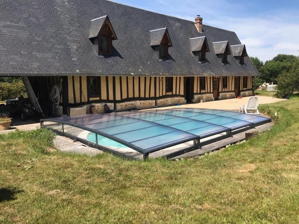 ein Haus mit Pool im Hof in der Unterkunft Longère les pieds dans l eau in Saint-Philbert-sur-Risle