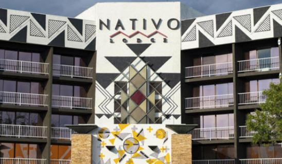een gebouw met een muurschildering aan de zijkant bij Nativo Lodge in Albuquerque