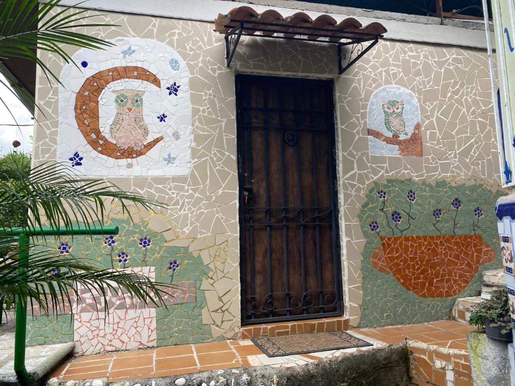 a house with mosaics on the side of it at Owl House in Piedades
