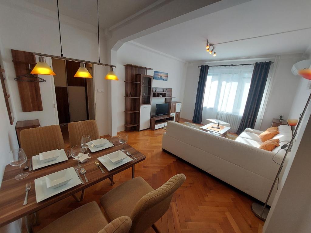 ein Wohnzimmer mit einem Sofa und einem Tisch in der Unterkunft Apartmán Merry (9) in Bratislava
