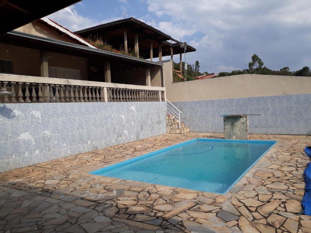 a swimming pool in the backyard of a house at Casa de Campo Serra Negra in Serra Negra