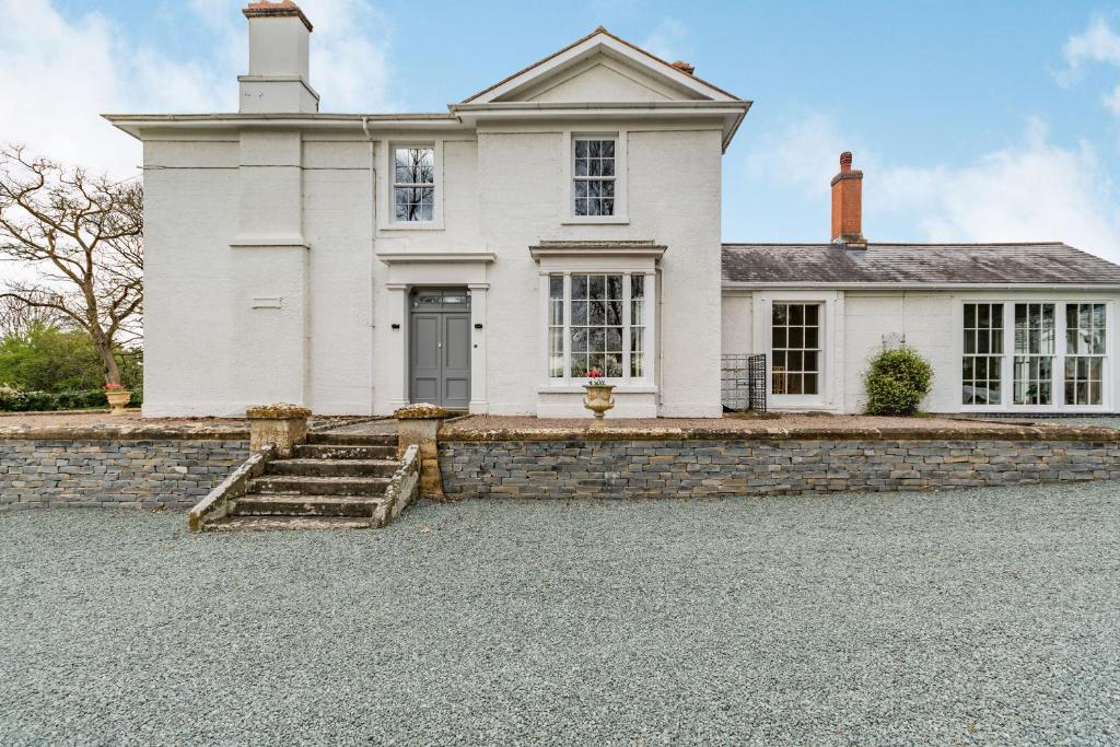 a white house with a stone driveway at Chadbury House Annexe in Evesham