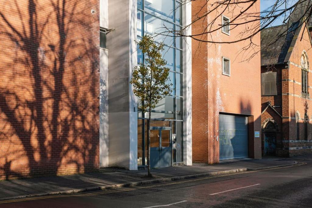 una sombra de un árbol al lado de un edificio en Luxury, Sleeps 6, City Centre en Belfast