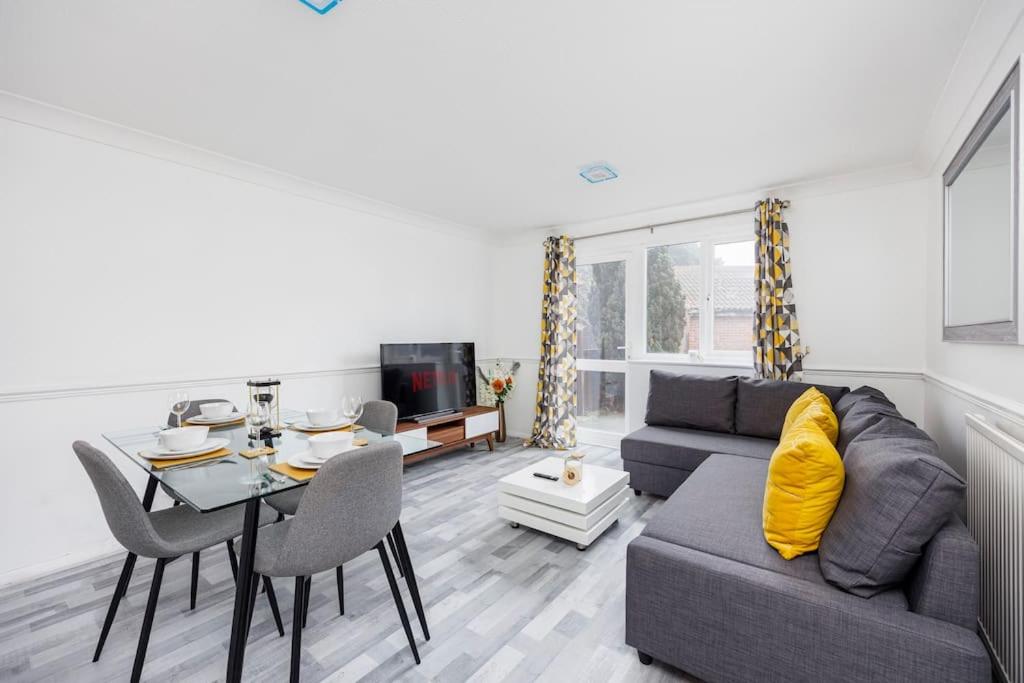 uma sala de estar com um sofá e uma mesa em Lovely 2 Bed House in Grays. em Grays Thurrock