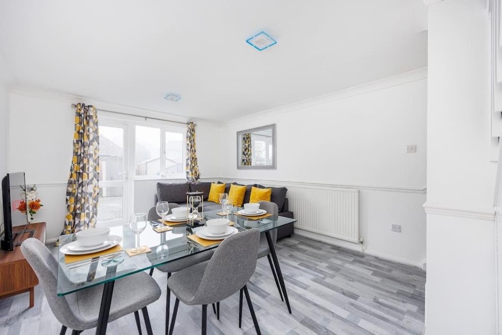 Lovely 2 Bed House in Grays. - Two-Bedroom Apartment