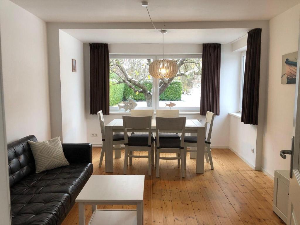 a living room with a table and a couch at Ferienhaus-Wiesenblick in Gammendorf