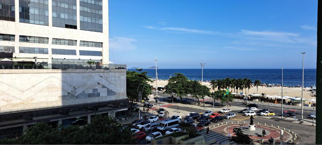 un estacionamiento junto a un edificio y el océano en Prado Junior Apartament, en Río de Janeiro