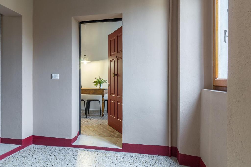 a hallway with a door and a table in a room at Bolgheri Bramasole in Bolgheri