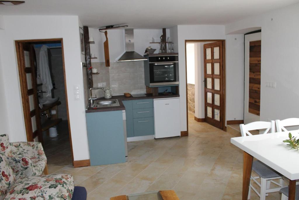 Kuchyňa alebo kuchynka v ubytovaní Apartmani Pelješac Sova