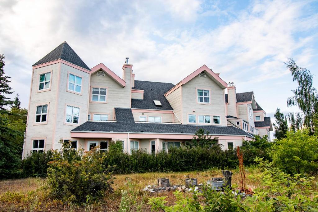 NN Pink Palace Downtown 1bed 1bath, Whitehorse (updated prices 2024)