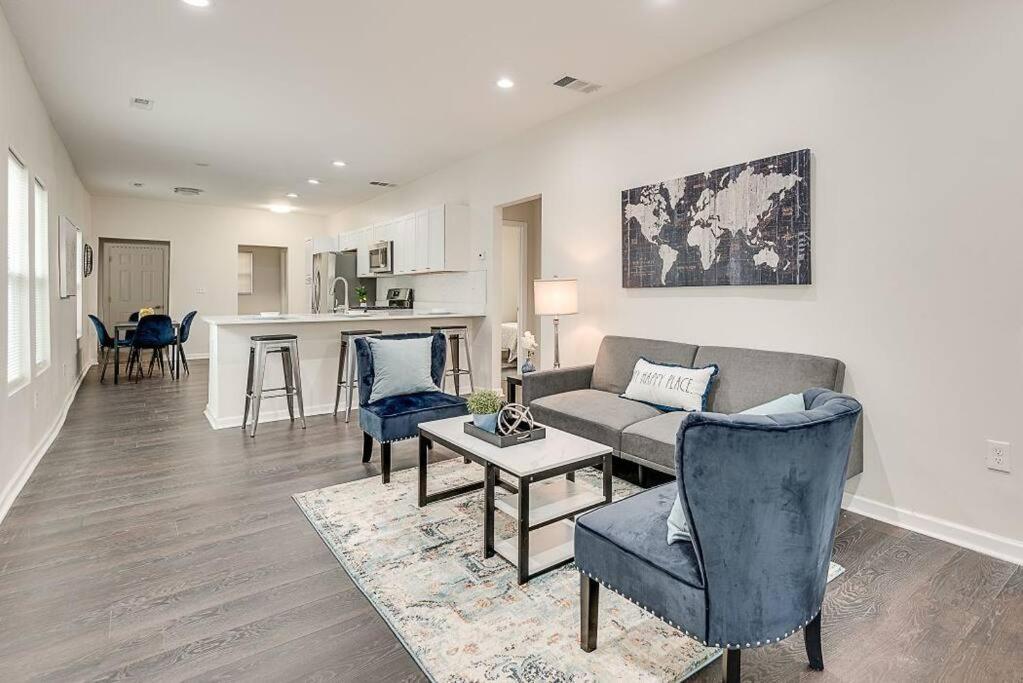 Luxury 3-bedroom bungalow w/free fenced-in parking - Housity