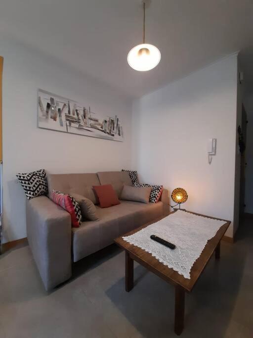 sala de estar con sofá y mesa de centro en Departamento luminoso y encantador. B° GRAL PAZ. en Córdoba