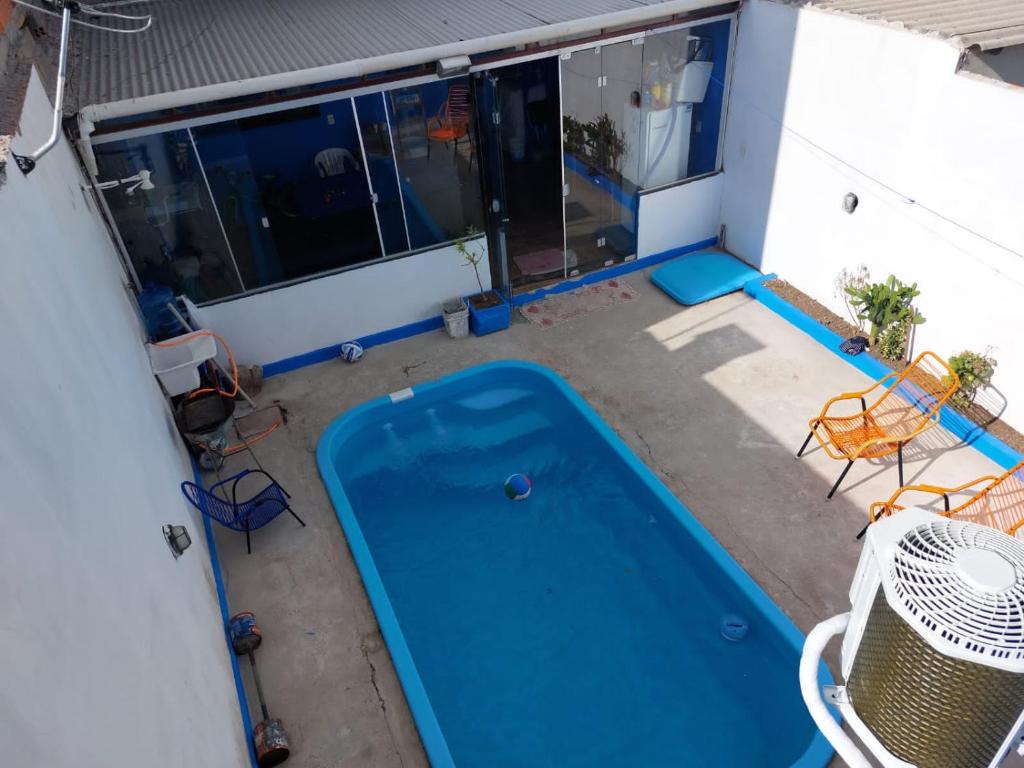 an overhead view of a swimming pool in a backyard at Pousada Recanto do Coruja in São Gabriel