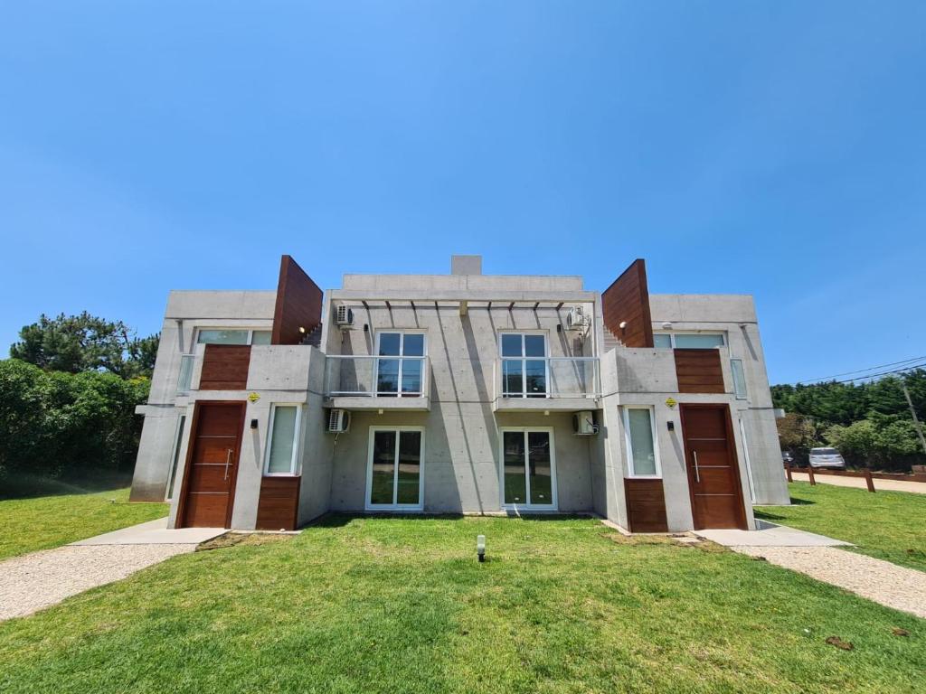 una casa grande con un patio delante en Complejo 42 en Balneario Mar Azul