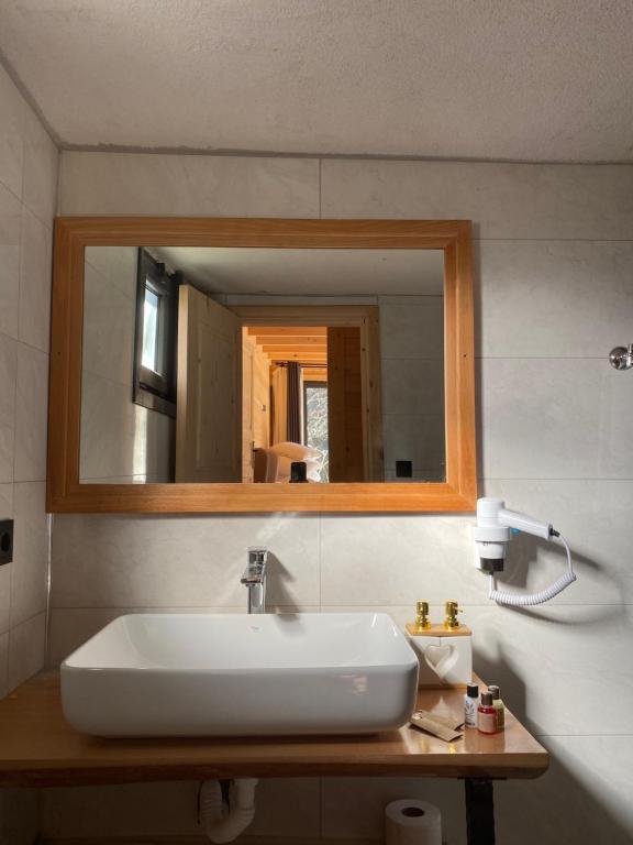 a bathroom with a sink and a mirror at Berona Dağ Evleri in Çamlıhemşin