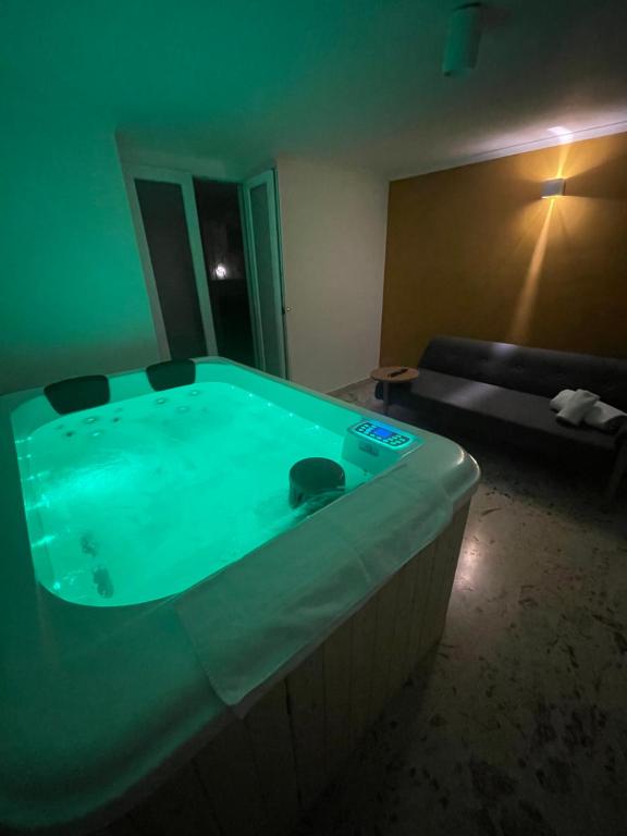 uma grande banheira num quarto com um sofá em Villa Angela Suite em Taranto