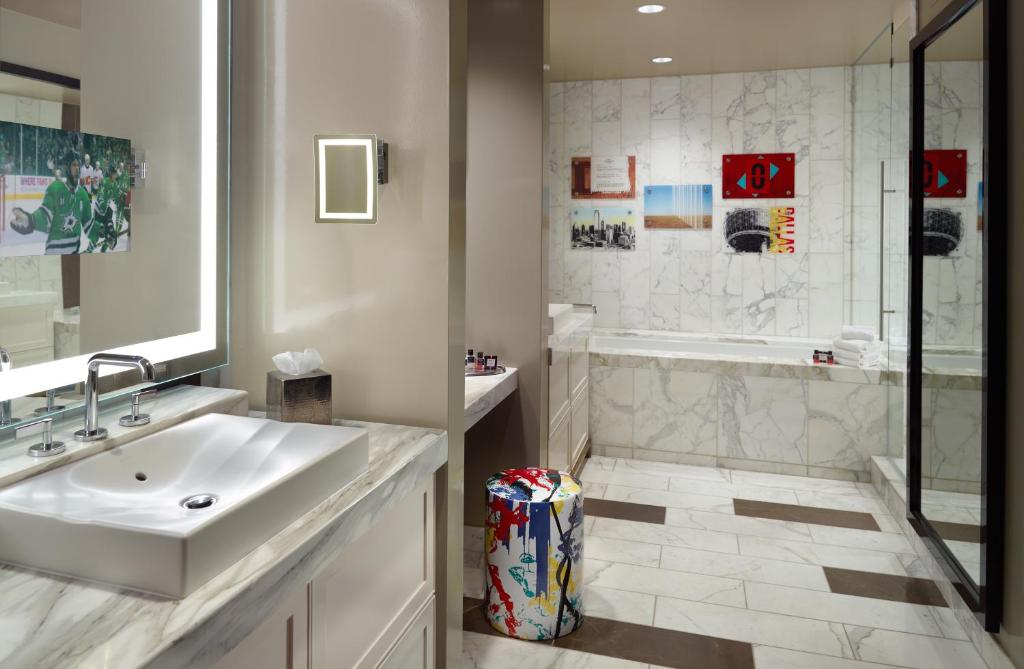Koupelna v ubytování Omni Dallas Hotel