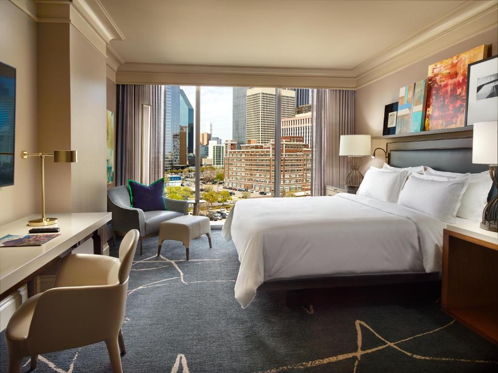 Postel nebo postele na pokoji v ubytování Omni Dallas Hotel
