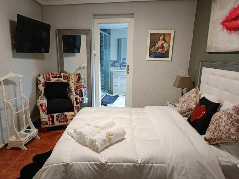 Posteľ alebo postele v izbe v ubytovaní Beautiful quiet house with private pool in City of Music Lliria,22 minutes from valencia