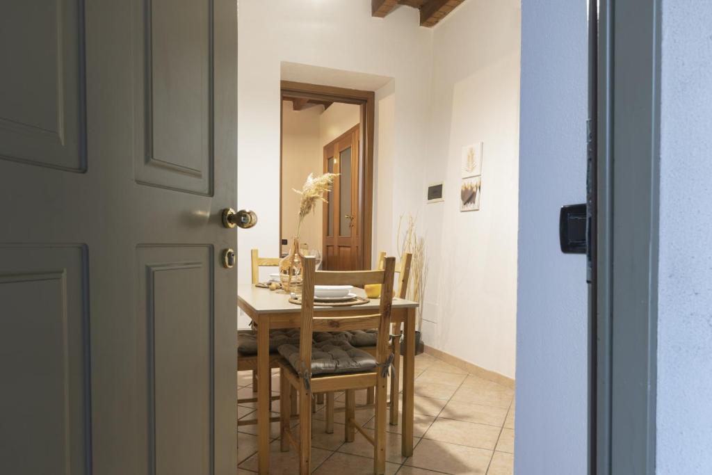 - une salle à manger avec une table et des chaises dans l'établissement Grazioso appartamento in centro storico Chiari, à Chiari
