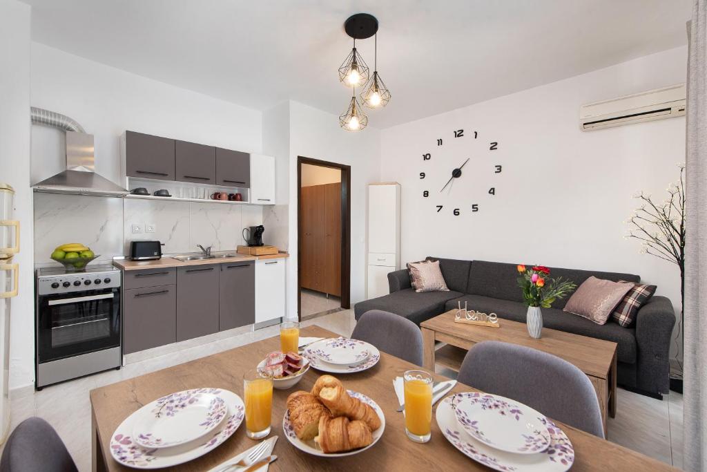 A kitchen or kitchenette at Dolce Casa Suite1