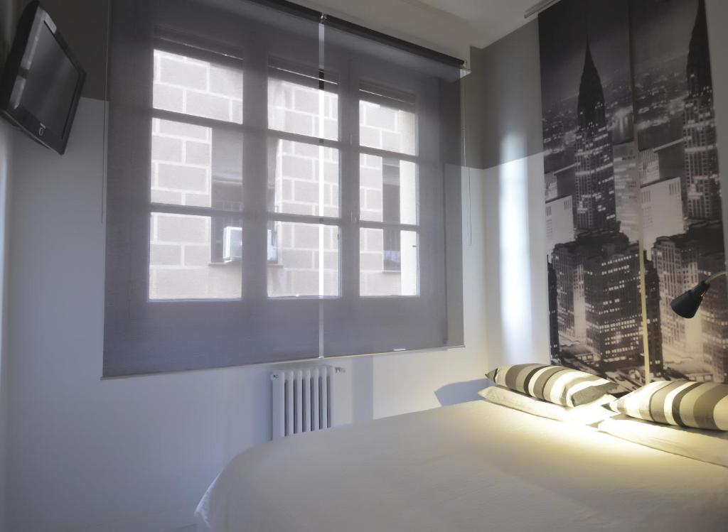 Llit o llits en una habitació de Woohoo Hostal Madrid