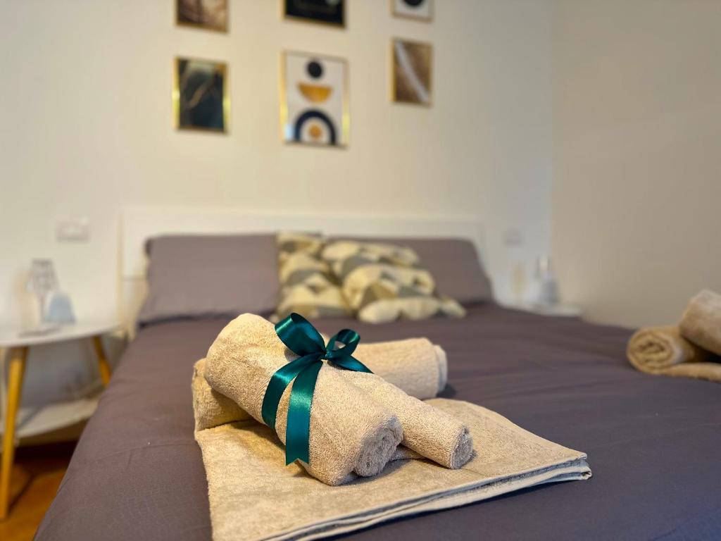 duas camas com toalhas com um laço em Dimora del Sole - Intero Appartamento em LʼAquila