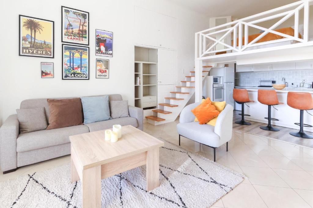un salon avec un canapé et une table dans l'établissement Beautiful Renovated Studio with AC and TERRACE - Benakey, à Cannes